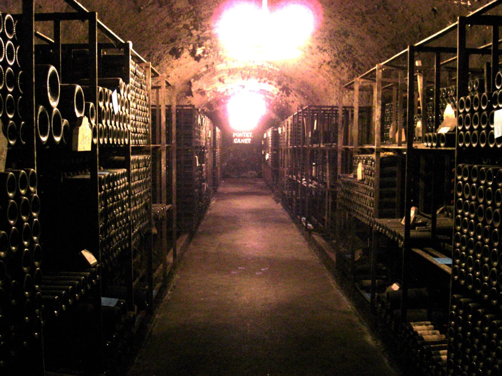 Celler amb ampolles de vi